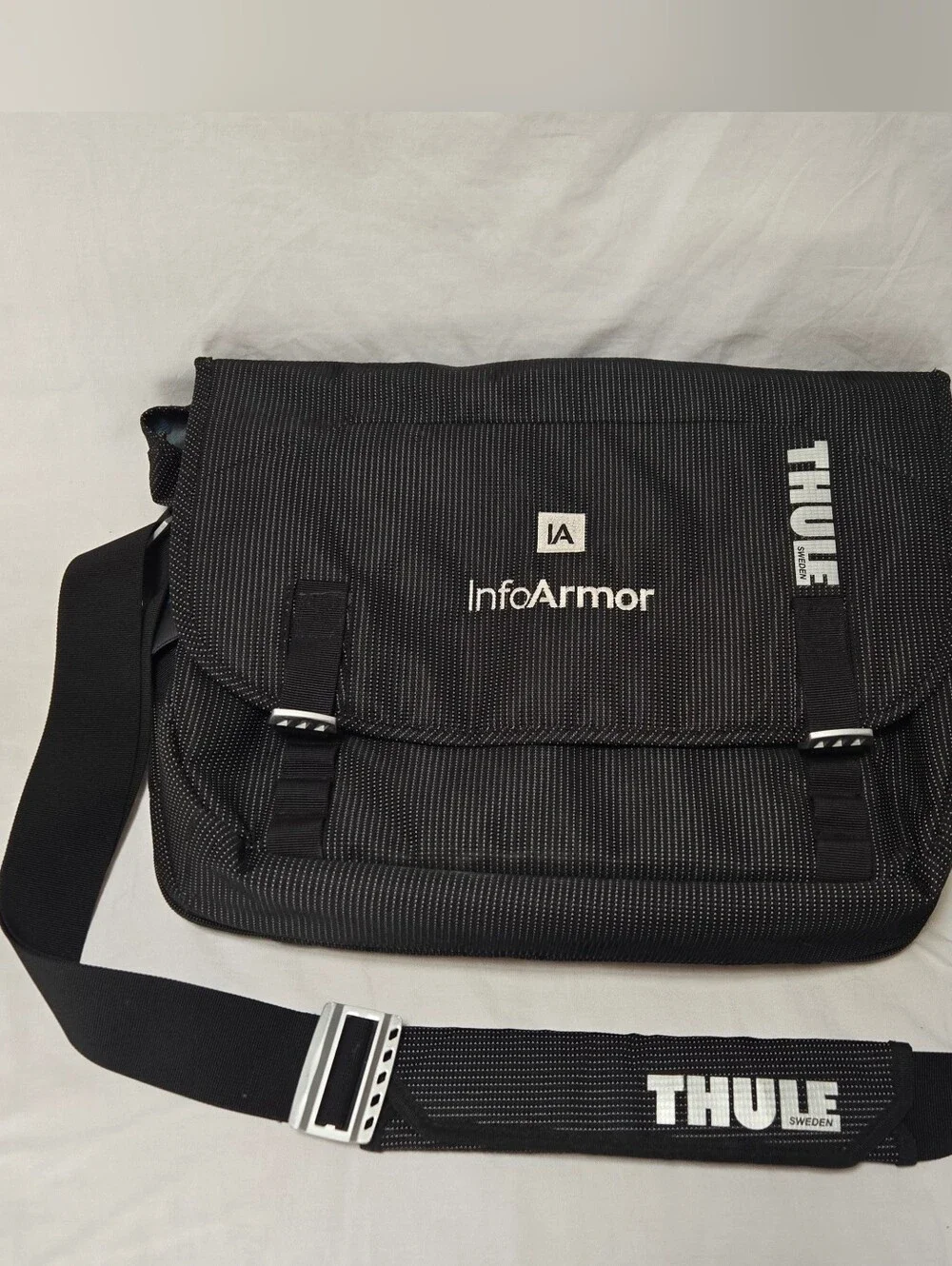 Thule InfoArmor Laptop Messenger Bag Black Crossbody Briefcase Padded Shoulder